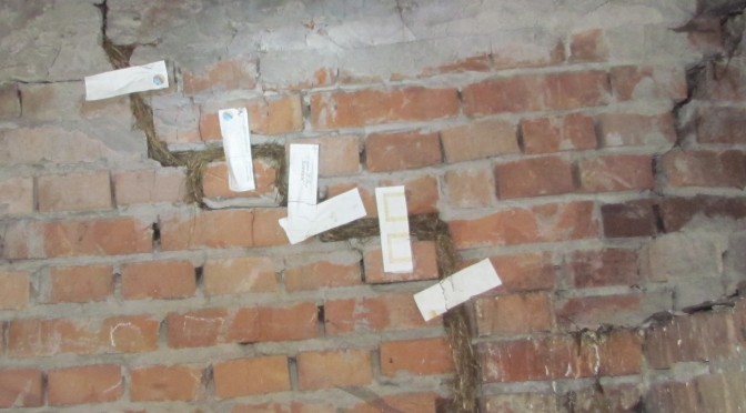Бумажные полоски накленные на трещине в стене некоторые считают маяками